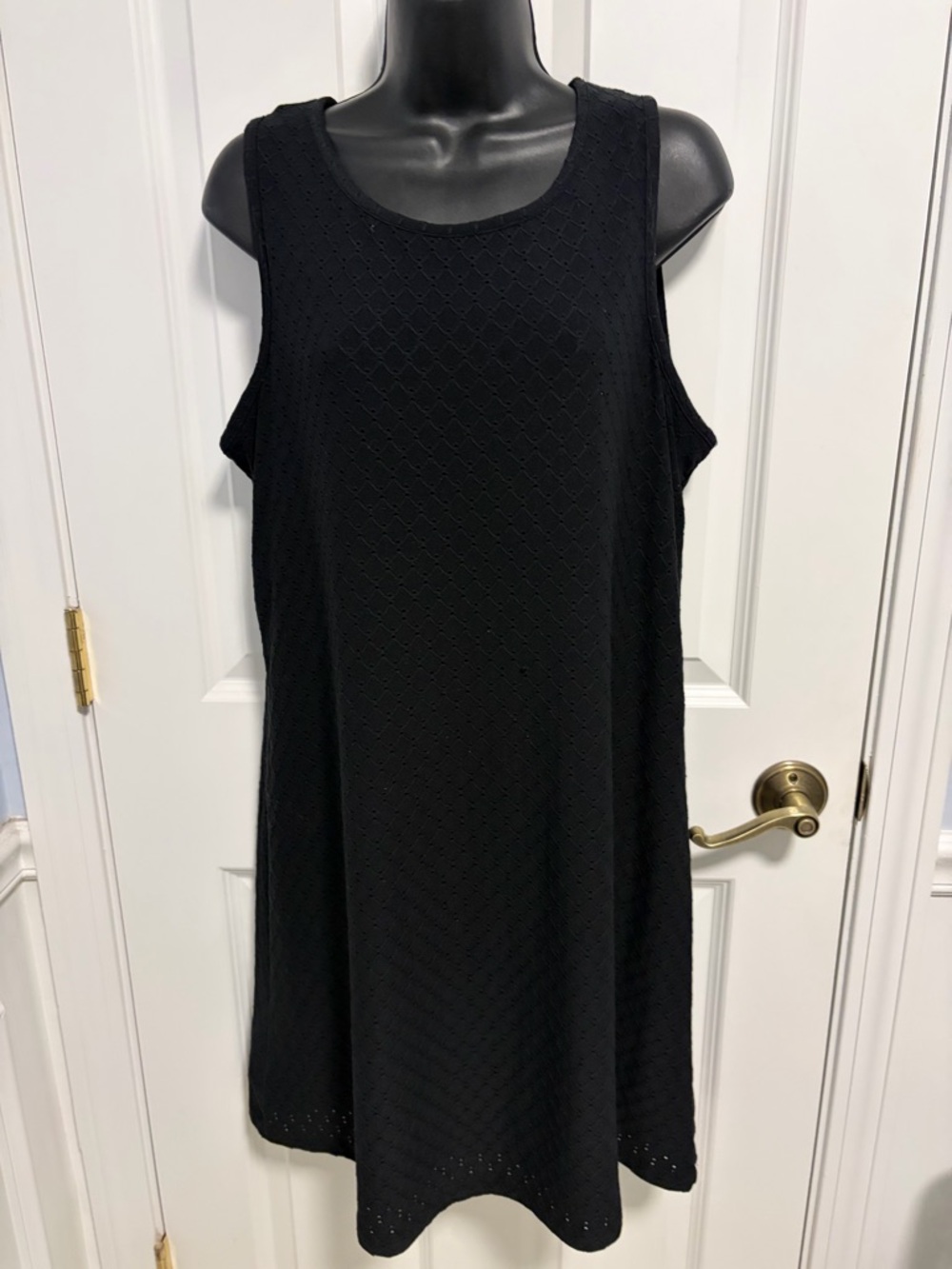 RonniNicole women’s XL black sleeveless textured above knee tank style dress.